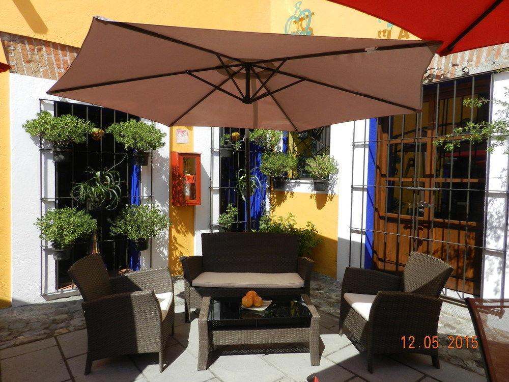 ホテル Collection O Al Otro Lado Del Rio, プエブラ エクステリア 写真 A patio in Mexico City