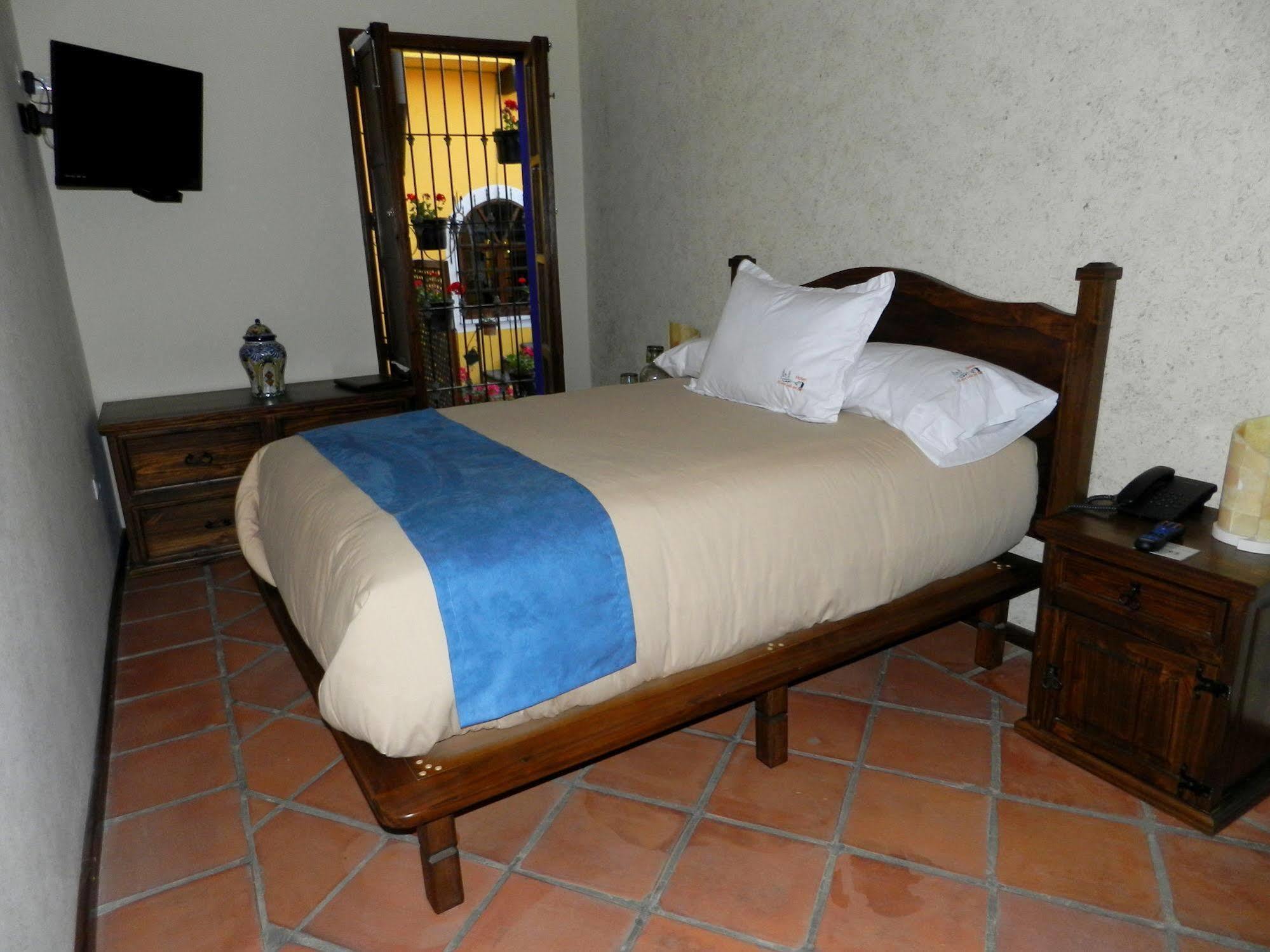 ホテル Collection O Al Otro Lado Del Rio, プエブラ エクステリア 写真 A room at Hotel San Cristóbal