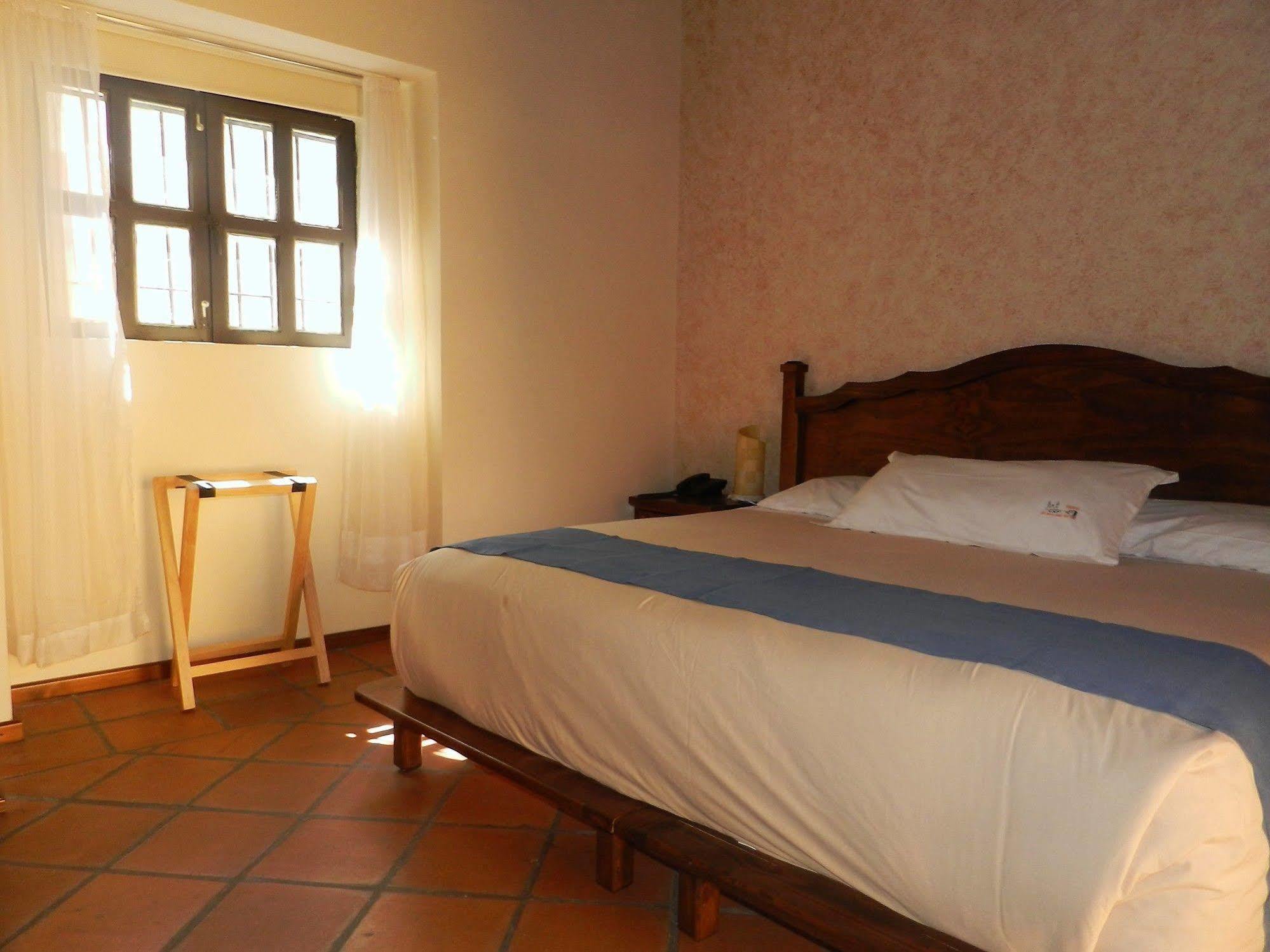 ホテル Collection O Al Otro Lado Del Rio, プエブラ エクステリア 写真 A room at Hotel San Cristóbal